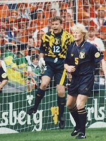 Andy Goram (nummer 12) tegen Oranje op Euro 1996