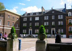 Grant's House (right), residence of the Master of the Queen's Scholars (center) and College (far left)