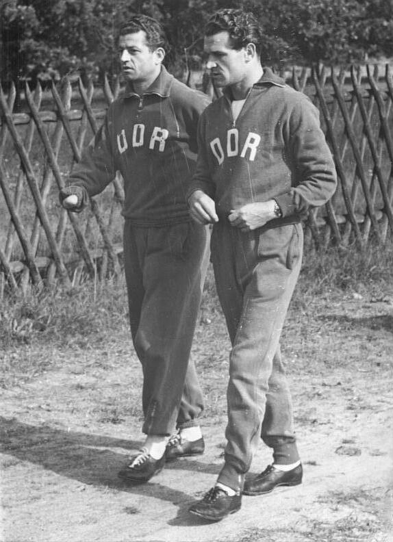 Bundesarchiv Bild 183-49683-0002, DDR-Fußballer Willi Tröger, Kurt Zapf.jpg