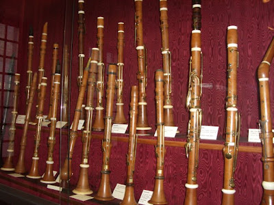 Vitrine de hautbois et de clarinettes anciennes en buis.