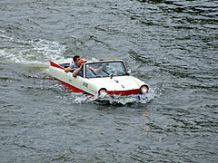 L’Amphicar en mode bateau sur le Main à Francfort.