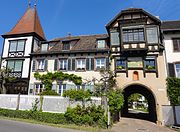 Entrée de la cour de l'ancien chapitre du couvent de Saint-Léonard.