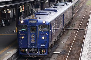 人吉駅に停車する「かわせみ やませみ」 （2017年5月16日）