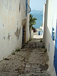 Enge Gasse mit Blick auf den Golf von Tunis