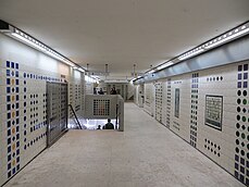 Couloir de la station avec les décors sur faïence.