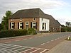 T-boerderij op terp, voormalig postagentschap en kruidenierszaak