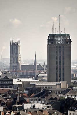 De Boekentoren met de Sint-Baafskathedraal.