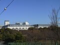 公園側側面（左が宿泊・宴会室棟、右がホール棟）