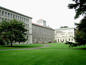 Vue extérieure du bâtiment central