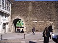 De costas á Praza de Ferrol, vista xeral da Porta Falsa.