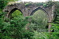 Arches gothiques mur intérieur de l'église.