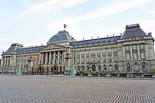 Vue d'ensemble du palais depuis la place des palais.