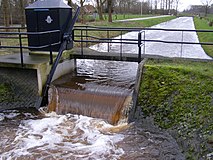 Beweegbare stuw in de Oelerbeek bij Hengelo (Overijssel)