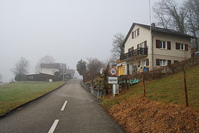 Vilaĝeniro de Laupersdorf dum matena nebulo en januaro