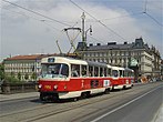 Technisch en uiterlijk identieke Tatra T3-trams in treinschakeling op 19 mei 2005, Praag.