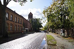 Gatuvy i riktning mot bykyrkan.