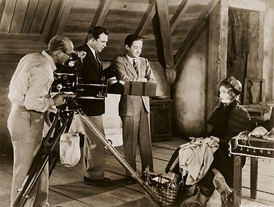 Od lewej: Hendrik Sartov (operator), King Vidor (reżyser), Irving Thalberg (producent) i Lillian Gish, na planie La Bohème