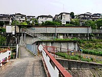 北側の道路から展望した笹部駅