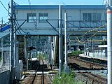 隣接する三河塩津駅（右）