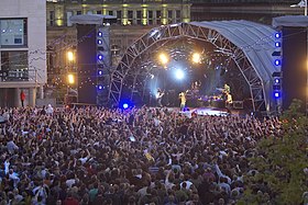 Embrace playing live in Leeds in 2005