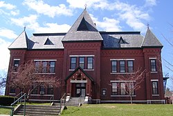 The معماری نئوگوتیک Municipal Center (1884), built as Brattleboro's High School, served the town in that capacity until 1951