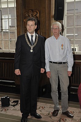 Loco-burgemeester Lodewijk Asscher (links en Rob Blokzijl bij de uitreiking van de onderscheiding Officier in de Orde van Oranje-Nassau.