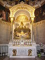 Altar amb l'urna i el cos del sant a la basílica d'Ars