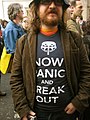 „Acum intrați în panică și speriați-vă” – un tricou care parodiază „Keep Calm and Carry On”, 2009