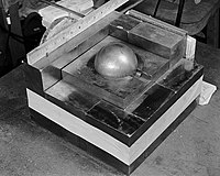 La sfera di plutonio circondata da blocchi di carburo di tungsteno che riflettono i neutroni in una ricostruzione dell'esperimento di Daghlian del 1945.