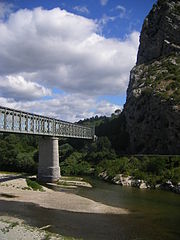 Le viaduc métallique du train à vapeur des Cévennes à Anduze.