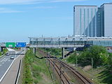 De goederensporen langs de snelweg onder het metrostation.