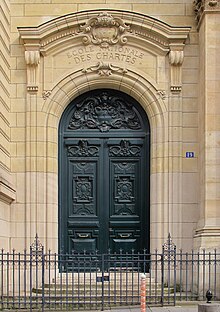 Photo d'une façade avec une porte.