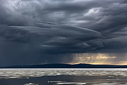 Donderwolken boven het meer