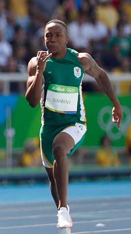 Akani Simbine in actie op de OS van 2016 in Rio.