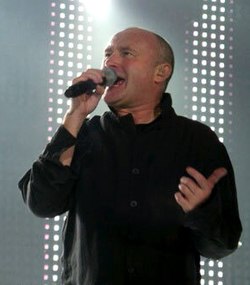 O cantaire Phil Collins en Düsseldorf en una actuación de Genesis.