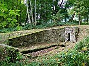 fontaine aménagée comme lavoir.