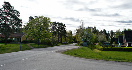 Länsvägen som passerar genom Vansö kyrkby.