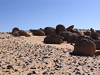 Durch Winderosion geprägte Landschaft (Deflationsebene mit Steinpflaster) in der Ahaggar-Region in Algerien (links) und auf Chryse Planitia, Mars (rechts).