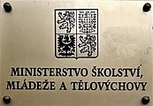 Deska s názvem ministerstva na budově