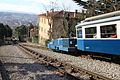 Standseilbahnstrecke mit Schubwagen vor Triebwagen 407 auf Talfahrt in der Ausweiche