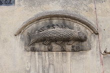 Moulage du poisson Place Monge, à Nuits-Saint-Georges, indiquant la hauteur de l'inondation