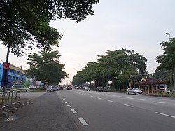 Jalan di Parit Raja.