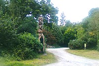 Totem-Skulptur am botanischen Lehrpfad