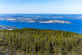 Sjön Mjøsa med ön Helgøya och halvön Nes sedda från söder.