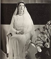 Photographie en noir et blanc d'une jeune femme en robe de mariée.