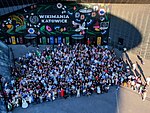 Gruppenfoto der Wikimania 2024 vor dem Internationalen Kongresszentrum in Katowice