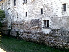 vue de la muraille servant de base à une construction moderne