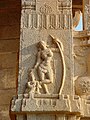 India, Templo de Bala Krishna en Hampi. Mujer con arco, un asistente le está sacando una espina del pie. Comienzos del s. XVI, d. de C.