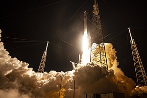 Raketa Falcon 9 vynáší kosmickou loď Dragon na misi CRS-17.