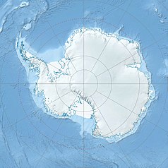 Mapa konturowa Antarktyki, u góry po lewej znajduje się czarny trójkącik z opisem „Nunatak Arctowskiego”